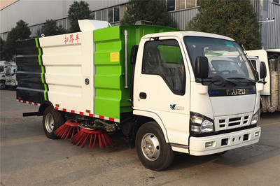 道路清潔與安全防護(hù) 掃路車(chē)與防撞緩沖車(chē)的協(xié)同守護(hù)