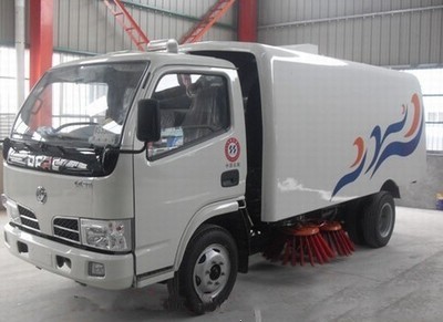 東風(fēng)平頭小金霸掃路車(chē) 城市清潔的得力助手